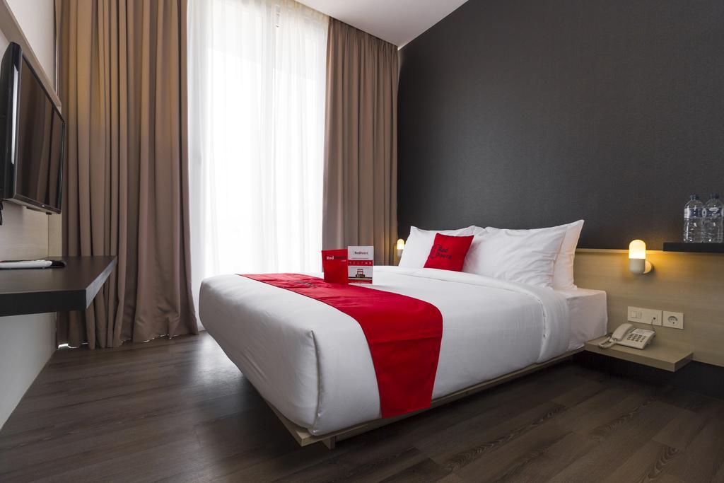 Reddoorz Plus Near Perbanas Джакарта Экстерьер фото