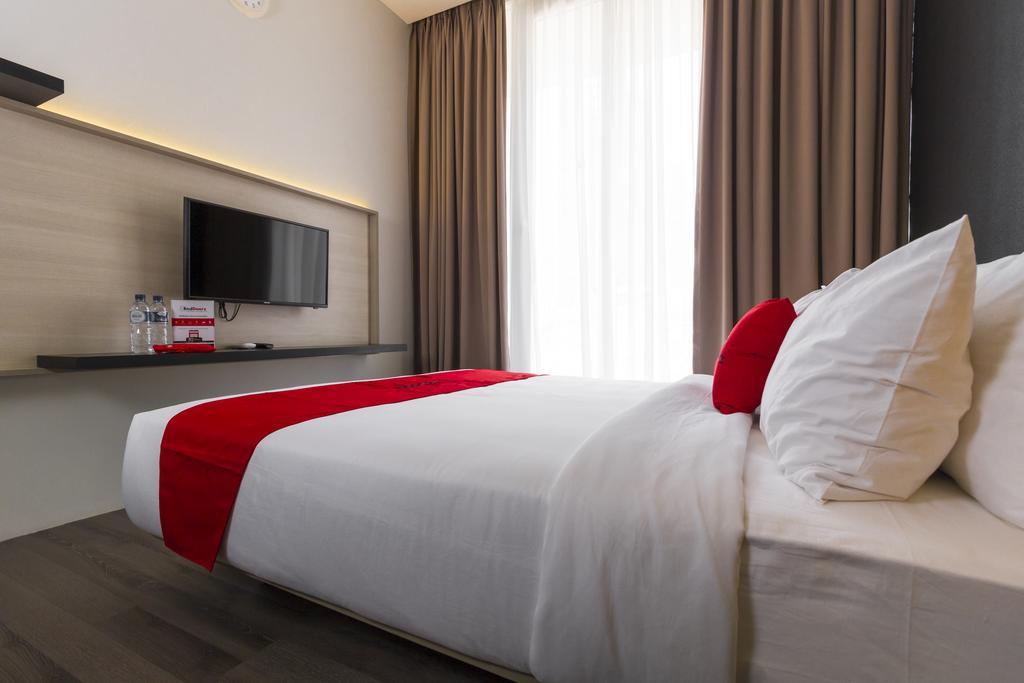 Reddoorz Plus Near Perbanas Джакарта Экстерьер фото