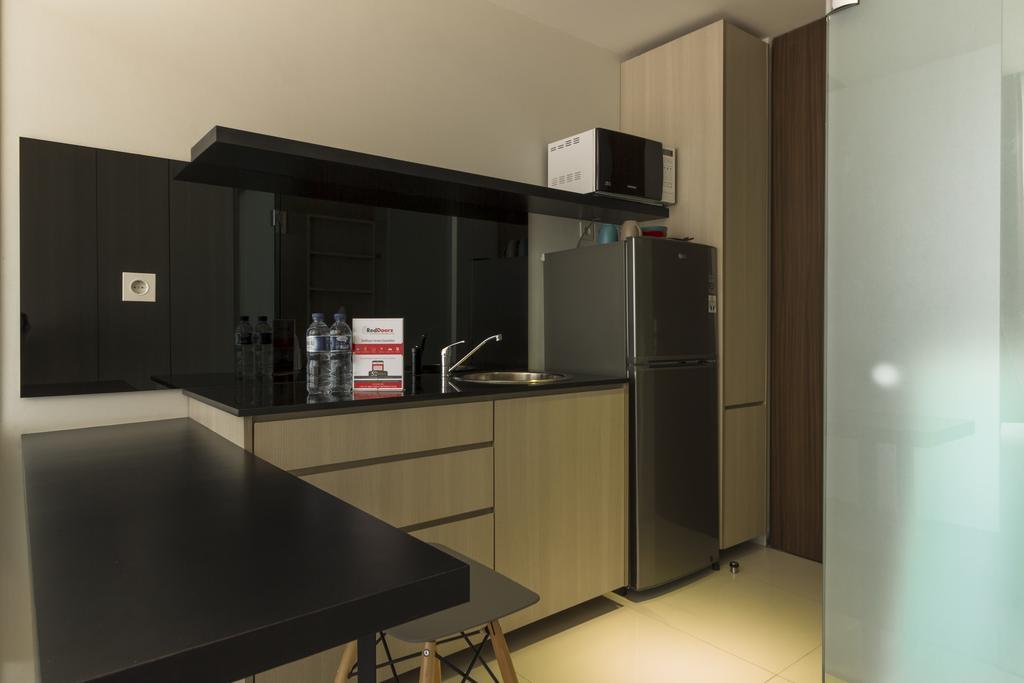 Reddoorz Plus Near Perbanas Джакарта Экстерьер фото